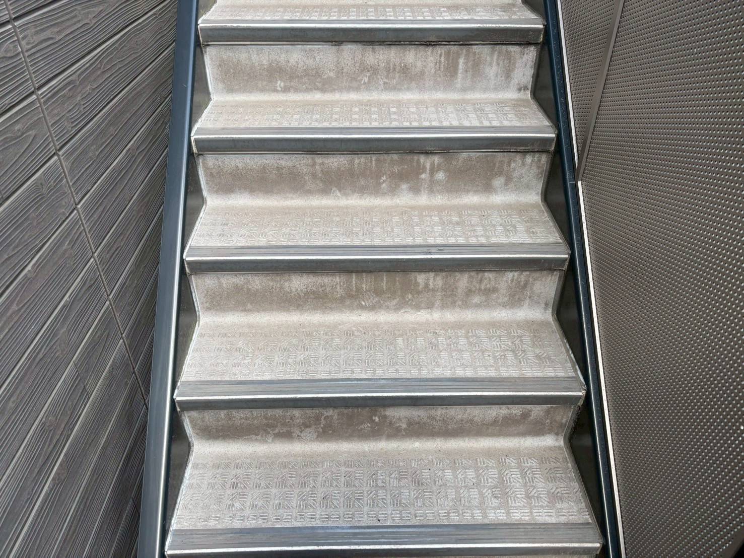 清掃前の階段の写真