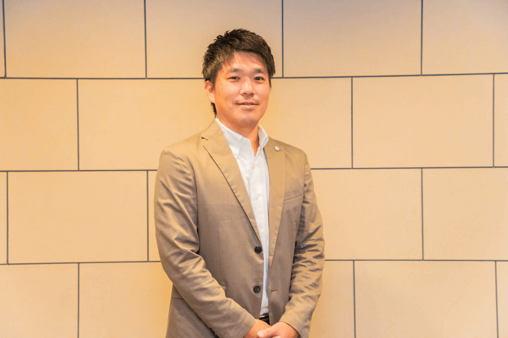 ベージュのスーツを着たビジネスマンのプロフェッショナルポートレート、モダンな木目調の壁背景